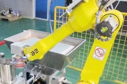 二手工业机器人应用在电脑外壳打磨抛光