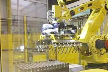 二手发那科机器人FANUC M-410iC/110应用在编织袋码垛行业